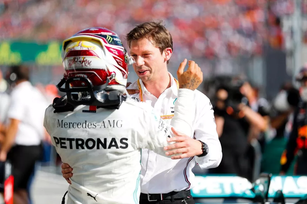Le vainqueur Lewis Hamilton, Mercedes, avec son strat&egrave;ge James Vowles
