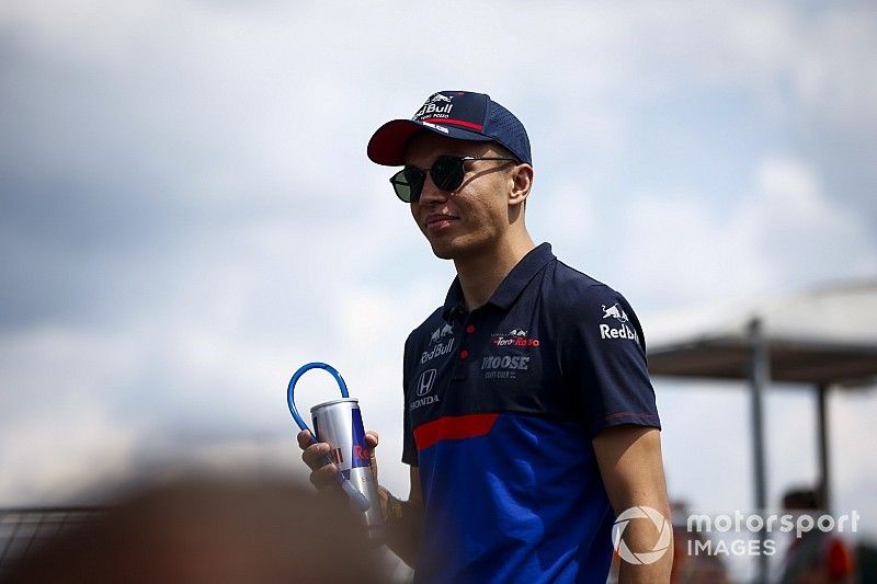 Alexander Albon, Toro Rosso en el desfile de pilotos