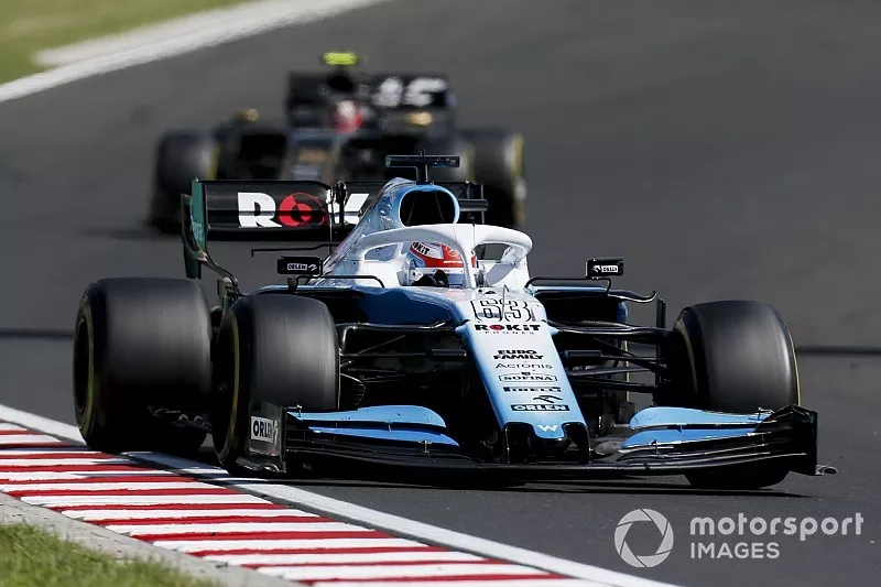 George Russell, Williams Racing FW42, precede Kevin Magnussen, Haas F1 Team VF-19