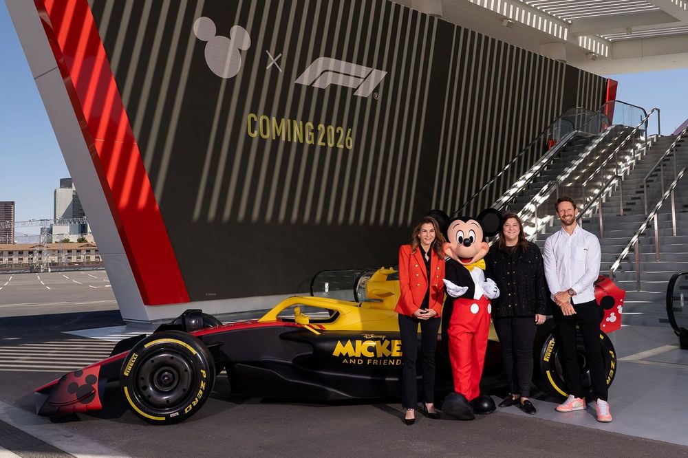 F1 x Disney, Mickey Mouse con el expiloto Romain Grosjean, Emily Prazer, jefa comercial de la Formula 1 y Tasia Filippatos, Presidenta de Disney Consumer Products