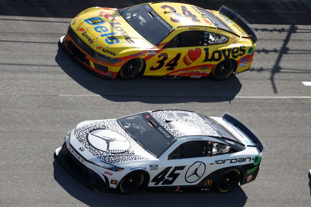 Michael McDowell, Front Row Motorsports Ford; Tyler Reddick, 23XI Racing Toyota