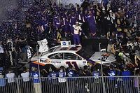 Denny Hamlin gana una accidentada Daytona 500