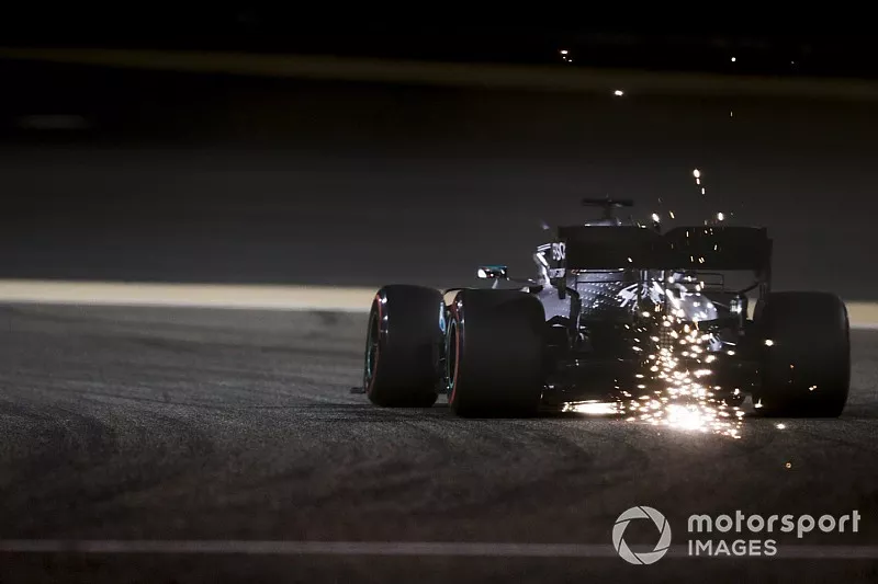 Lewis Hamilton, Mercedes AMG F1 W10 kıvılcımlar saçıyor