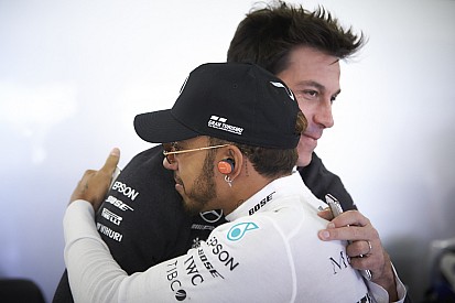 Kampioen Hamilton brengt eerbetoon aan overleden opa