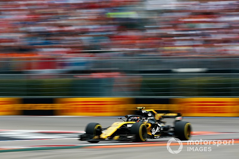 Sainz sufre en Rusia tras un toque de Sirotkin en la primera curva