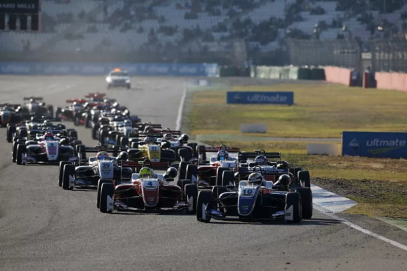 Start action, Robert Shwartzman, PREMA Theodore Racing Dallara F317 - Mercedes-Benz leads