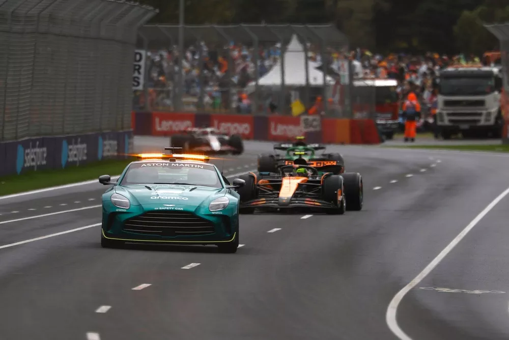 Lando Norris, McLaren achter de safety car