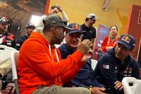 Al Attiyah bromea con Sainz por sus victorias en el Dakar: "&iquest;Cuatro?"