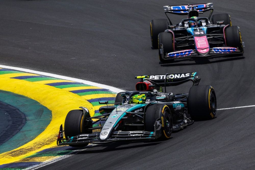 Lewis Hamilton, Mercedes F1 W15, Esteban Ocon, Alpine A524, Valtteri Bottas, Stake F1 Team KICK Sauber C44