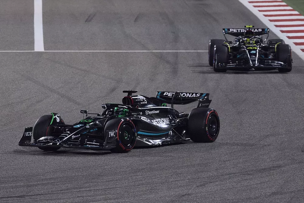 George Russell, Mercedes F1 W14, Lewis Hamilton, Mercedes F1 W14