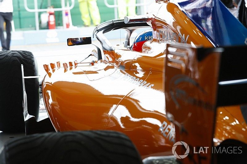 Fernando Alonso, McLaren MCL33 Renault, en el garaje