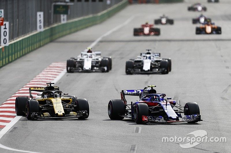 Pierre Gasly, Toro Rosso STR13 Honda, precede Nico Hulkenberg, Renault Sport F1 Team R.S. 18, Lance Stroll, Williams FW41 Mercedes, e Charles Leclerc, Sauber C37 Ferrari