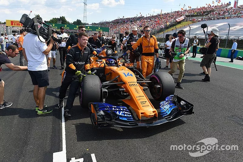 Fernando Alonso, McLaren MCL33 on the grid