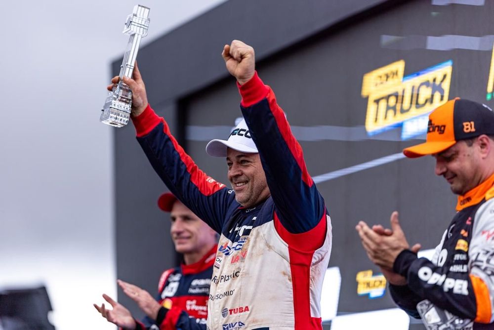 Leandro Totti comemora a vit&oacute;ria na abertura da temporada