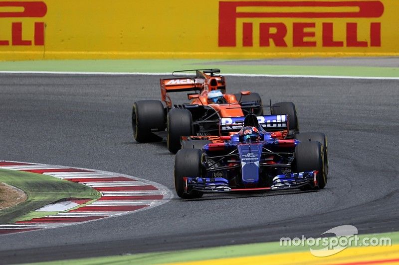 Daniil Kvyat, Scuderia Toro Rosso STR12 y Fernando Alonso, McLaren MCL32