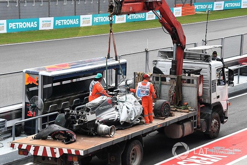 The crashed car of Romain Grosjean, Haas F1 Team VF-17