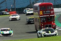 VIDEO: un "tour" en autob&uacute;s entre coches de carrera
