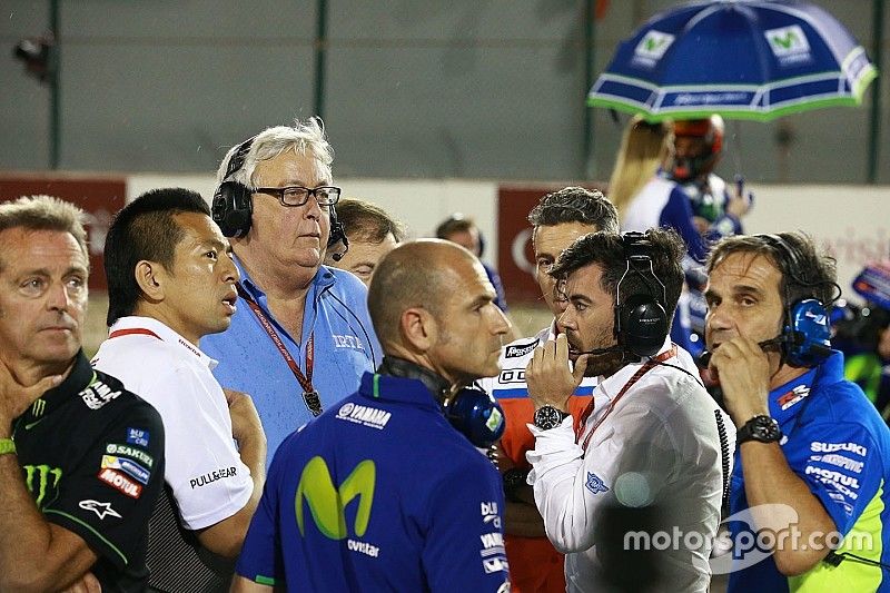 Trimby y jefes de equipo en la parrilla