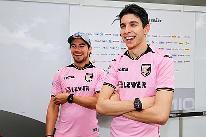 Galeri: Duo pembalap Force India pakai baju bola tim Palermo