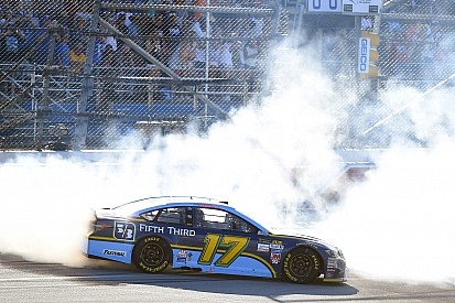 Stenhouse, son tur atağıyla NASCAR'da ilk zaferini kazandı