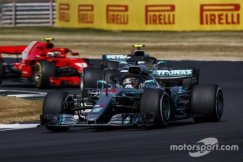 Lewis Hamilton, Mercedes AMG F1 W09, voor Valtteri Bottas, Mercedes AMG F1 W09, en Kimi Raikkonen, Ferrari SF71H
