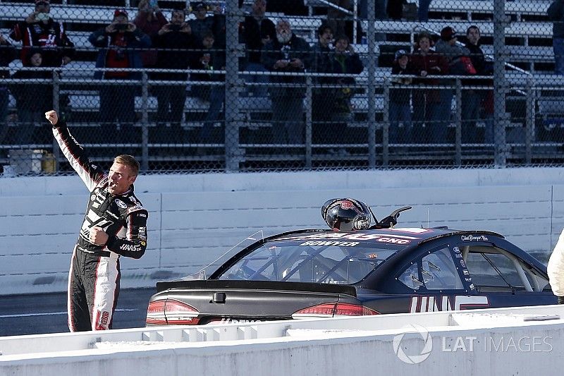 Clint Bowyer, Stewart-Haas Racing, Ford Fusion Haas Automation Demo Day celebra su victoria