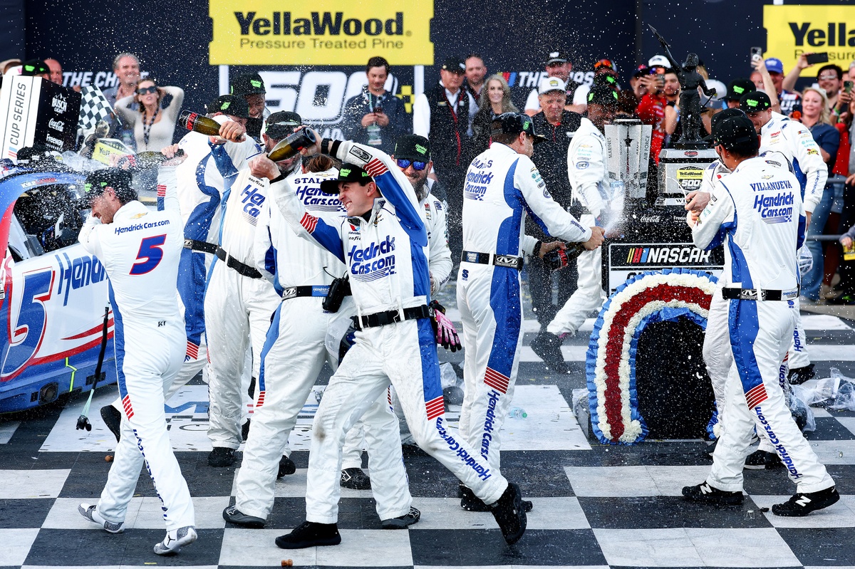 Kyle Larson wins at Talladega to lead championship