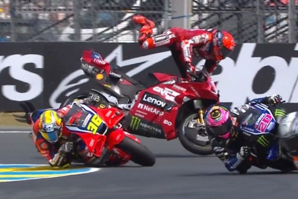 VIDEO: Marc Márquez sale volando de la moto y sufre un accidente en la sprint de Francia