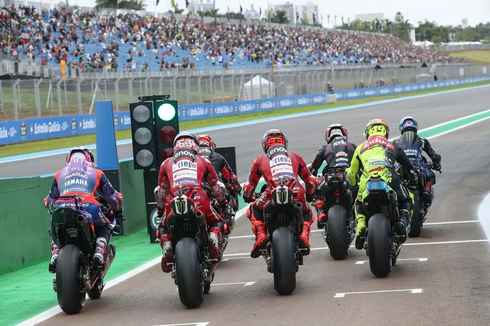 Pilotos saindo do pit lane
