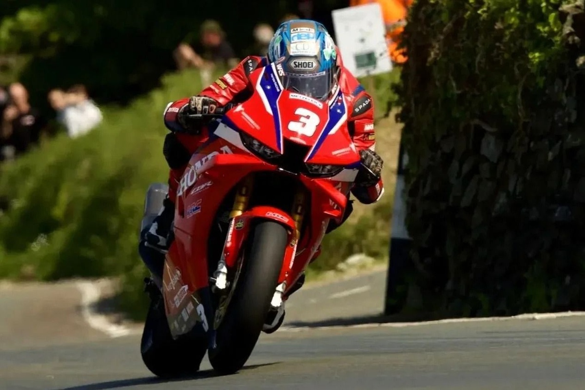 Isle of Man TT 2026: Dean Harrison takes dominant Superbike win