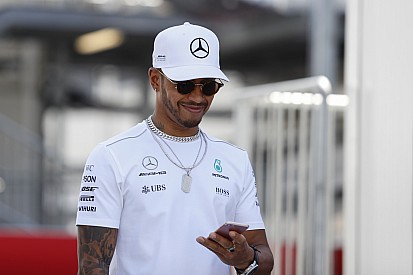 Hamilton da 'me gusta' a un post que crítica a la FIA, Ferrari y Vettel
