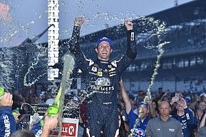 Tras dos prórrogas, Kahne gana caótica carrera en Indy; Suárez fue séptimo