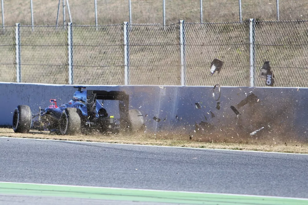 Fernando Alonso, McLaren MP4-30 crashes