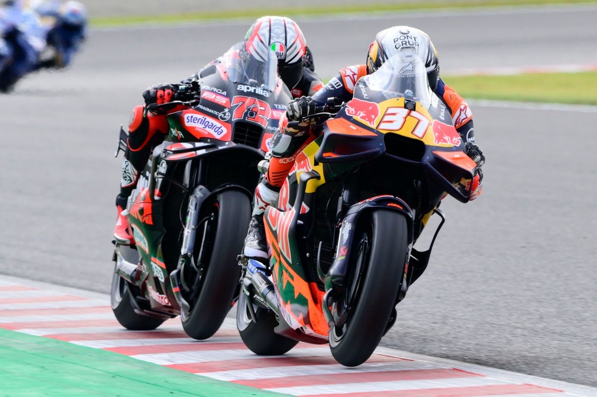 Acosta: «Todas las KTM nos hemos metido en un agujero; no entiendo por qué» 