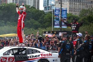 NASCAR Cup: Shane van Gisbergen arrasa en Chicago con una caótica victoria