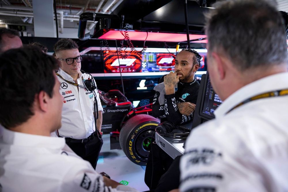 Lewis Hamilton, da Mercedes-AMG F1 Team, na garagem com Toto Wolff, chefe de equipe e CEO da Mercedes-AMG F1 Team, e Peter Bonnington, engenheiro de corrida sênior da Mercedes-AMG F1 Team