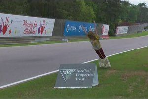 VÍDEO: Etapa da Indy tem incidente bizarro com manequim caindo sobre a pista