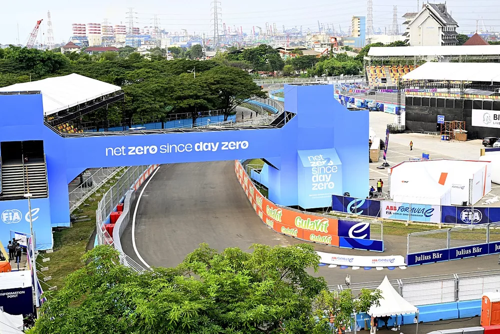 Track atmosphere