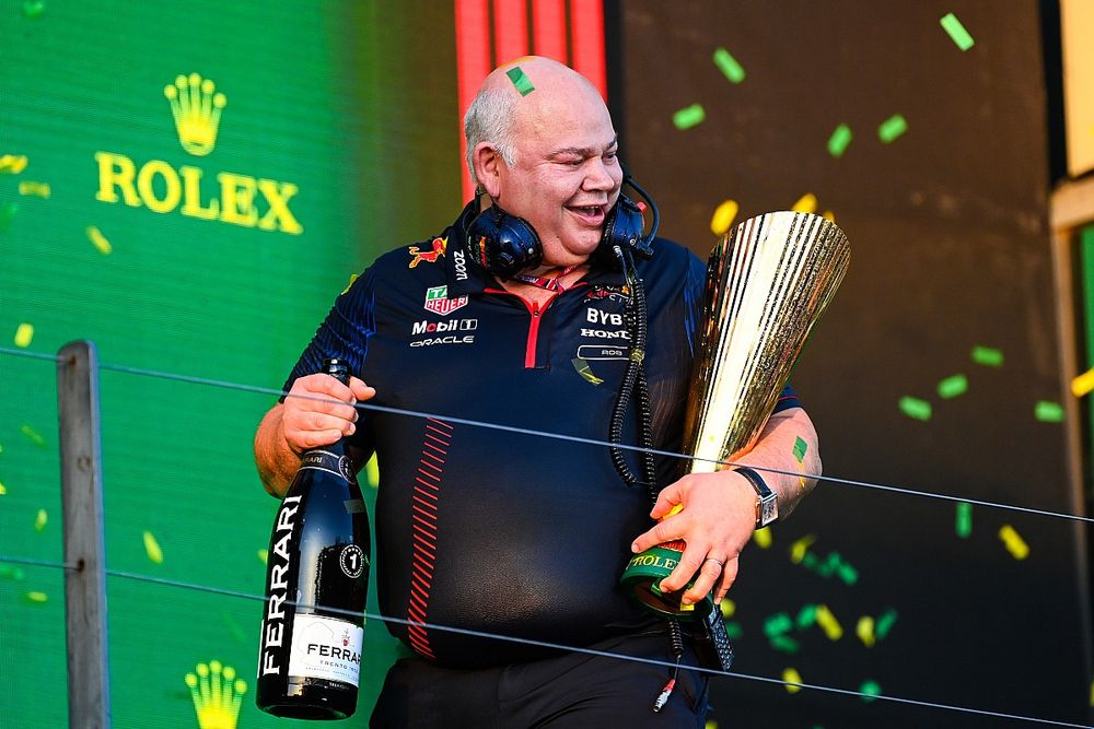 Rob Marshall, de Red Bull Racing, con el podio de ganador en el GP de Australia 2023.