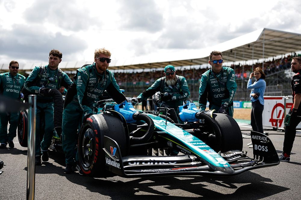 El coche de Fernando Alonso, Aston Martin AMR23, llega a la parrilla empujado por mec&aacute;nicos