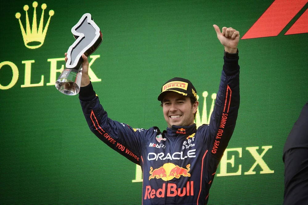 Podio: segundo lugar Sergio P&eacute;rez, Red Bull Racing
