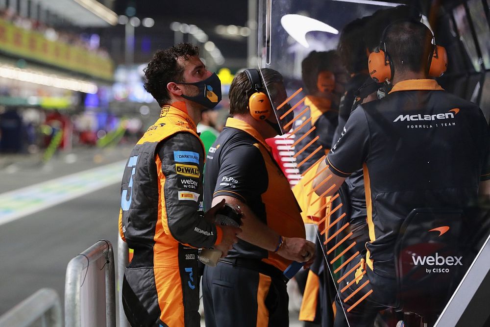 Daniel Ricciardo, McLaren, en el muro de boxes tras retirarse de la carrera