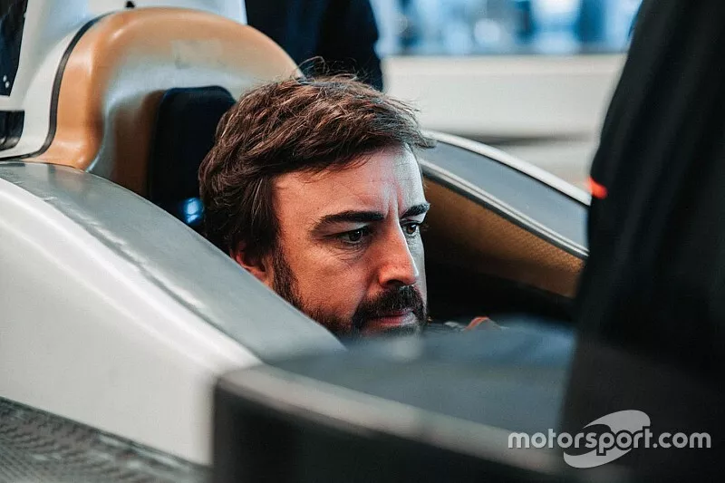 Fernando Alonso moule son baquet pour l'Indy 500