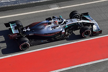 Hamilton weet na eerste dag: "Nieuwe Mercedes voelt anders aan"