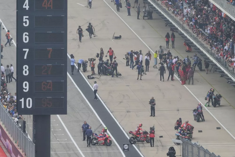 Race delayed due to wet weather