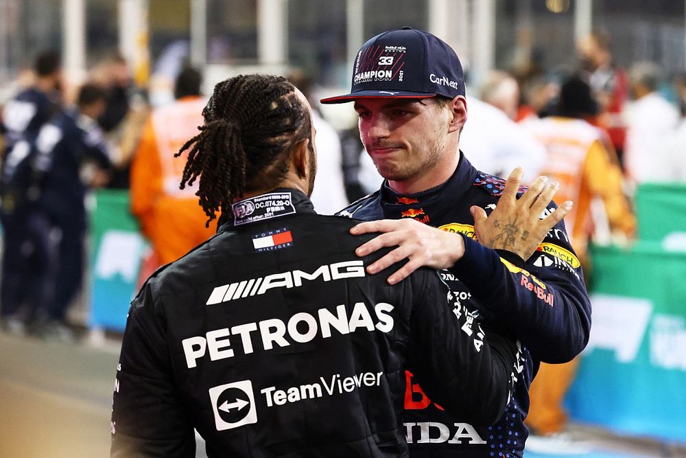 Lewis Hamilton, Mercedes, felicita a Max Verstappen, Red Bull Racing, por su campeonato en el Parc Ferme