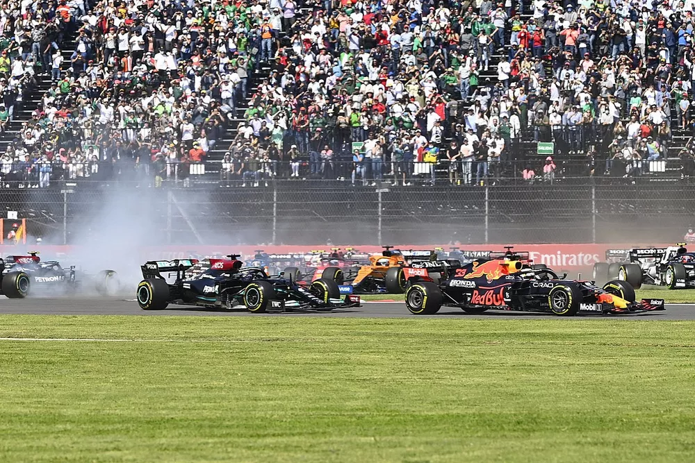 Max Verstappen, Red Bull Racing RB16B, Lewis Hamilton, Mercedes W12, and the rest of the field as Valtteri Bottas, Mercedes W12, spins