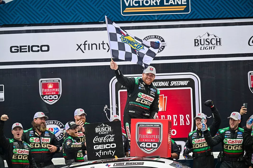 Race winner Chris Buescher, RFK Racing, Castrol Edge Ford Mustang in victory lane