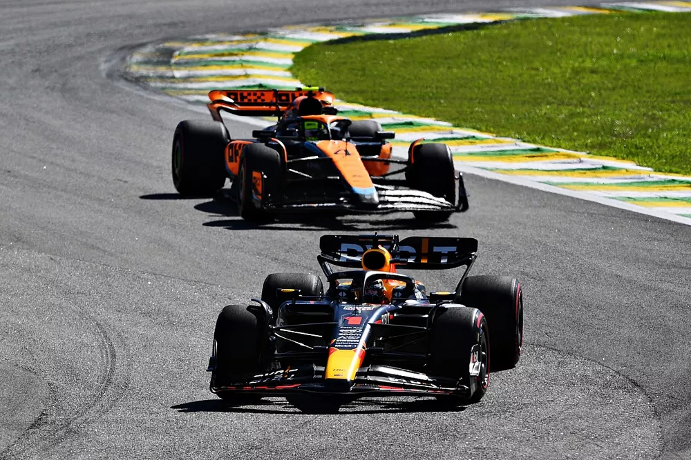 Max Verstappen, Red Bull Racing RB19, Lando Norris, McLaren MCL60