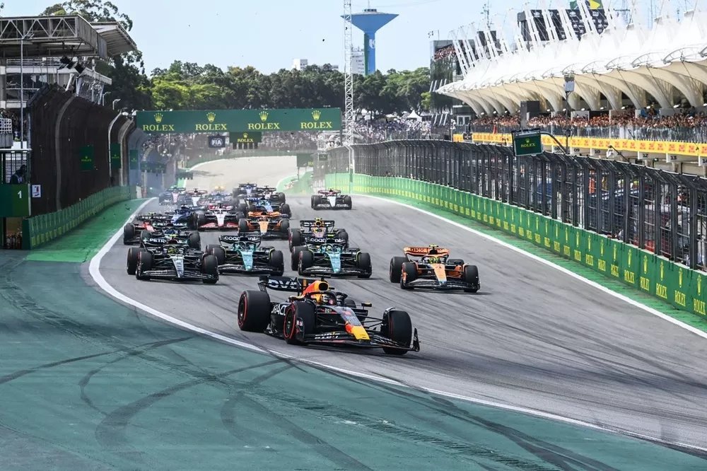 Max Verstappen, Red Bull Racing RB19, Lando Norris, McLaren MCL60, Lewis Hamilton, Mercedes F1 W14, Fernando Alonso, Aston Martin AMR23, Lance Stroll, Aston Martin AMR23, il resto dello schieramento mentre avviene un incidente tra Kevin Magnussen, Haas VF-23, Alex Albon, Williams FW45